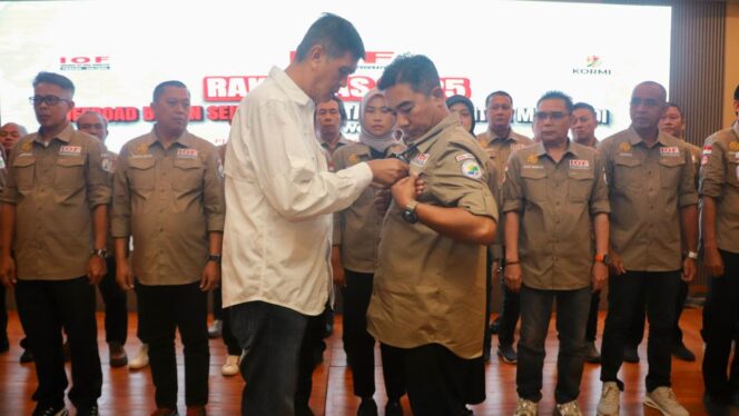 
					Ketua Umum IOF, Irjen Pol (Purn) Sam Budi Gustian, menyematkan pin tanda pelantikan kepada Ketua IOF Pengda Sulawesi Tengah periode 2025–2029, Kombes Pol Pribadi Sembiring, dalam Rakernas IOF 2025 di Swiss-Belhotel Palu, Jumat (14/11/25). FOTO: istimewa