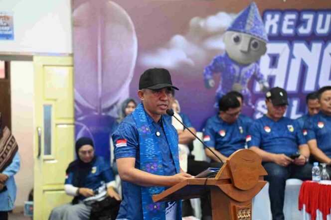 
					Gubernur Sulawesi Tengah, Anwar Hafid, memberikan sambutan saat membuka Kejuaraan Nasional (Kejurnas) Anggar 2025 di Palu, Sabtu (15/11/25). FOTO: istimewa