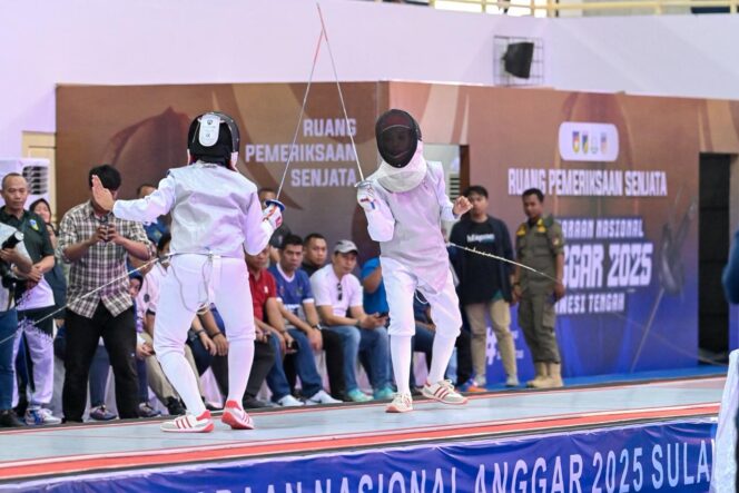 
					Dua atlet anggar saling beradu teknik dalam pertandingan Kejuaraan Nasional (Kejurnas) Anggar 2025 di Gedung Olahraga Gelora Bumi Kaktus Andi Raga Pettalolo, Palu, Sabtu (15/11/25). FOTO: istimewa