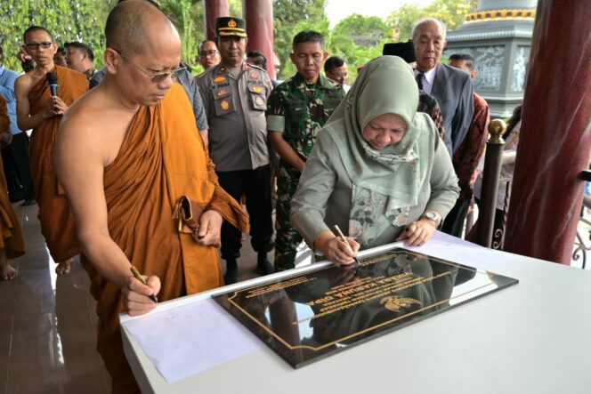 
					Wakil Gubernur Sulawesi Tengah Reny A. Lamadjido menandatangani prasasti peresmian Vihara Karuna Dipa Palu, didampingi Bhante dari Sangha Theravada Indonesia, Minggu (16/11/25). FOTO: istimewa