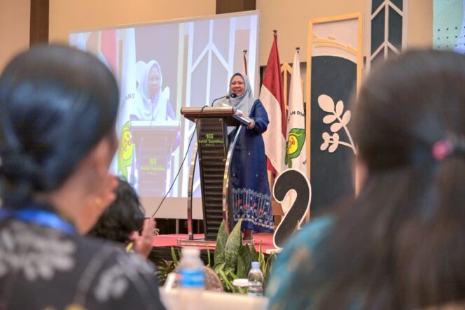 
					Wakil Gubernur Sulawesi Tengah, Reny A. Lamadjido, menyampaikan sambutan saat menutup Palu Pediatric Symposium (PATRICS) ke-2 Tahun 2025 di Hotel Santika Palu, Minggu (16/11/25). FOTO istimewa