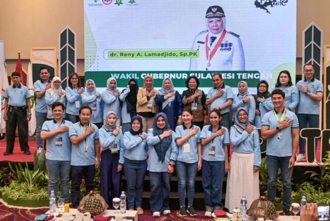 
					Para peserta dan panitia Palu Pediatric Symposium (PATRICS) ke-2 Tahun 2025 berpose bersama Wakil Gubernur Sulawesi Tengah, Reny A. Lamadjido, seusai penutupan kegiatan di Hotel Santika Palu, Minggu (16/11/25). FOTO: istimewa