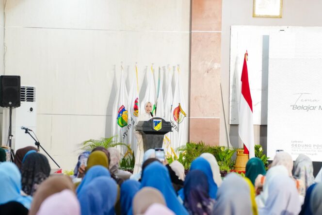 
					Ketua TP-PKK Provinsi Sulawesi Tengah, Sry Nirwanti Bahasoan, memberikan sambutan saat membuka kegiatan Safari Dakwah bertema “Belajar Mengenal Diri, Menyempurnakan Hijrah” di Gedung Pogombo, Palu. FOTO: istimewa