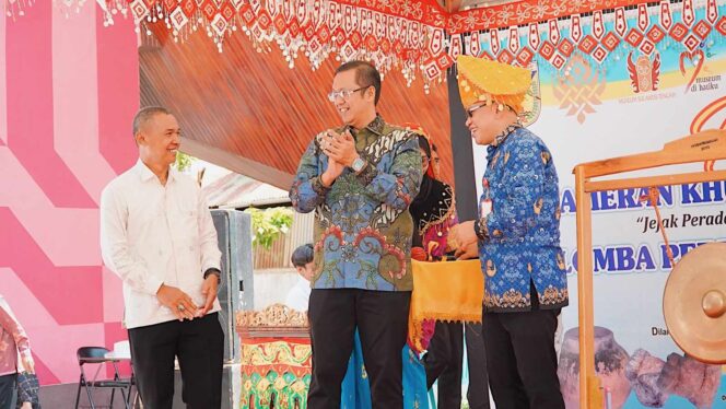 
					Ketua Komisi IV DPRD SULTENG, Hidayat Pakamundi didampingi pejabat terkait, membuka secara resmi Pameran Khusus Koleksi Arkeologi bertema “Jejak Peradaban, Benang Merah Masa Lalu, Kini, dan Esok” di Museum Provinsi Sulawesi Tengah, Senin (17/11/25). FOTO: istimewa