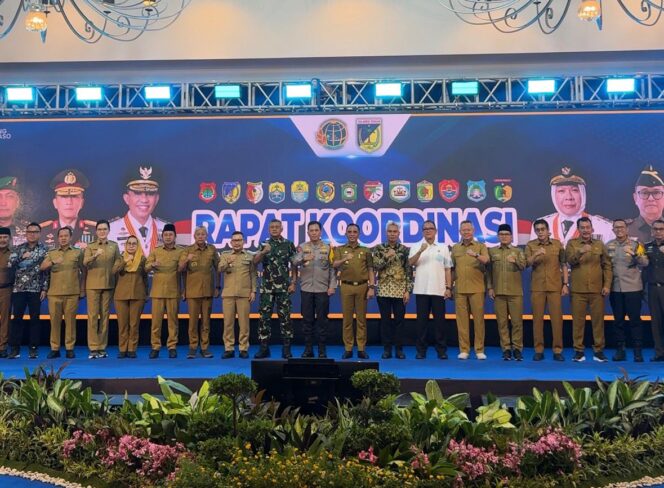 
					Para kepala daerah, Forkopimda, dan pimpinan instansi terkait berpose bersama usai menghadiri Rapat Koordinasi dan Evaluasi Program Prioritas Asta Cita Presiden serta penandatanganan MoU “Sulteng Satu Data Pertahanan” di Hotel Esterella, Kabupaten Banggai, Senin (17/11/25). FOTO: istimewa