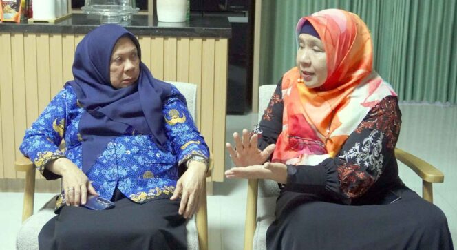 
					Wakil Gubernur Sulawesi Tengah, dr. Hj. Reny Lamadjido, Sp.PK, M.Kes, berdiskusi dengan Ketua Bidang Perempuan dan Keluarga DPW PKS Sulteng, Hj. Wiwik Jumatul Rofi’ah, S.Ag, MH, saat silaturahmi di kediamannya, Senin (17/11/25). FOTO: HNF