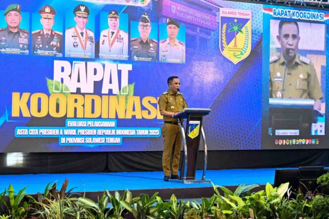 
					Gubernur Sulawesi Tengah, Dr. H. Anwar Hafid, M.Si, menyampaikan sambutan sekaligus membuka Rapat Koordinasi Evaluasi Pelaksanaan Astacita Presiden dan Wakil Presiden di Provinsi Sulawesi Tengah, yang digelar di Hotel Estrella, Luwuk, Senin (17/11/25). FOTO: istimewa