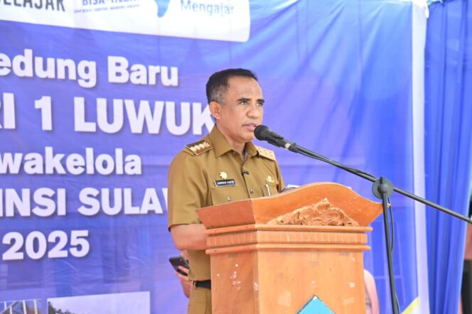 
					Gubernur Sulawesi Tengah, Dr. H. Anwar Hafid, menyampaikan sambutan pada peresmian Gedung Baru SMK Negeri 1 Luwuk FOTO: istimewa