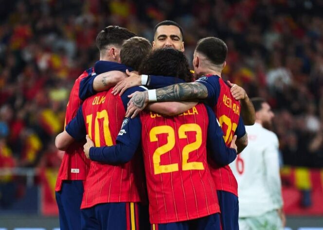 
					Para pemain Timnas Spanyol saling berpelukan merayakan gol yang tercipta dalam laga penentuan Grup D Kualifikasi Piala Dunia 2026. FOTO: (IG) @sefutbol