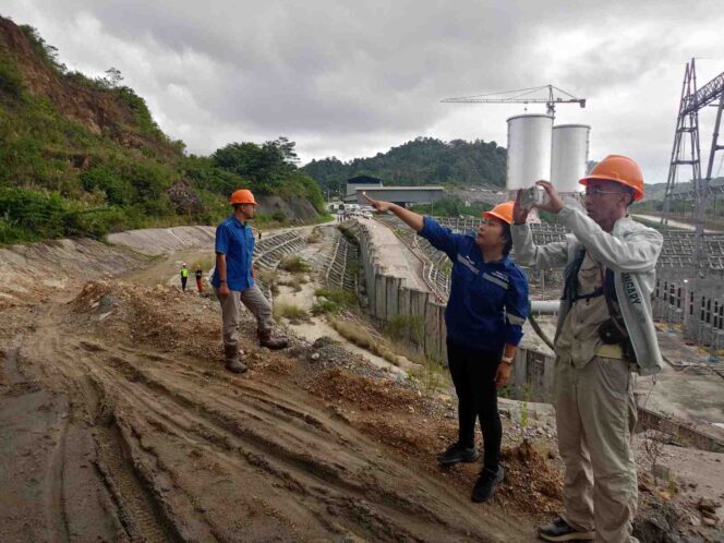 
					Tim ahli ITB saat melakukan observasi teknis di kawasan PLTA Poso 1 dan 2, meninjau struktur bangunan dan kondisi lereng sebagai bagian dari pengumpulan data awal terkait laporan kerusakan rumah warga Sulewana. FOTO: istimewa
