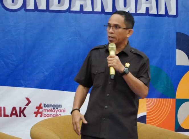 
					Mahfud Masuara saat menyampaikan materi mengenai fungsi aspirasi dalam penyusunan regulasi daerah pada kegiatan Sosialisasi Peraturan Perundang-undangan Bidang Politik Provinsi Sulawesi Tengah di Palu. FOTO: istimewa