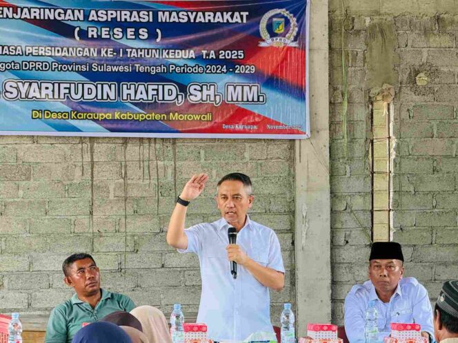 
					Wakil Ketua DPRD Sulawesi Tengah, Syarifudin Hafid, menyampaikan penjelasan kepada warga saat menggelar reses di Desa Karaupa, Kabupaten Morowali, Senin (17/11/25). FOTO: istimewa