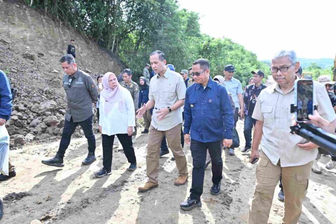 
					Menteri Transmigrasi RI, Muhammad Iftitah Sulaiman Suryanagara, didampingi Wakil Gubernur Sulteng, dr. Reny Lamadjido, dan Wakil Bupati Sigi, Samuel Yansen Pongi, meninjau langsung lokasi pembangunan Kampus Patriot di Desa Sidera, Kabupaten Sigi. FOTO: istimewa