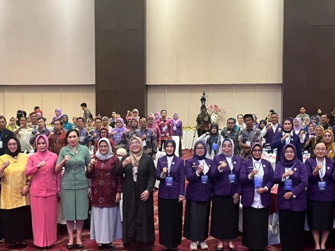 
					Anggota Komisi IV, Wiwik Jum’atul Rofi’ah saat menghadiri Rapat Koordinasi (Rakor) Tim Pembina Posyandu se-Sulawesi Tengah Tahun 2025 yang digelar di Ballroom Hotel Santika, Jalan Moh. Hatta No. 18 Palu, Kamis (20/11/25). FOTO: istimewa