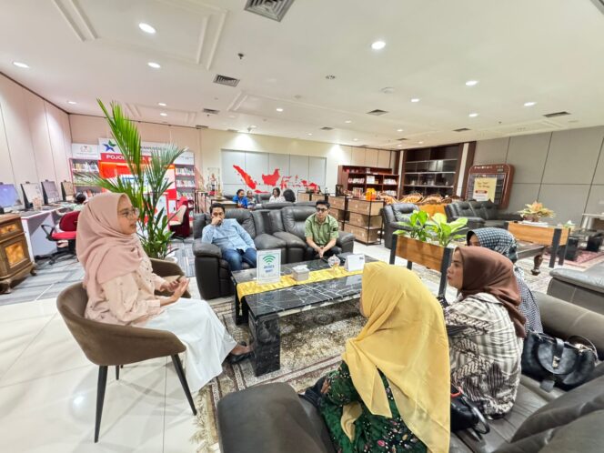 
					Anggota Komisi A DPRD Kota Palu berdialog dengan perwakilan honorer saat kunjungan kerja ke KemenPAN-RB, Jumat (21/11/25). FOTO: istimewa