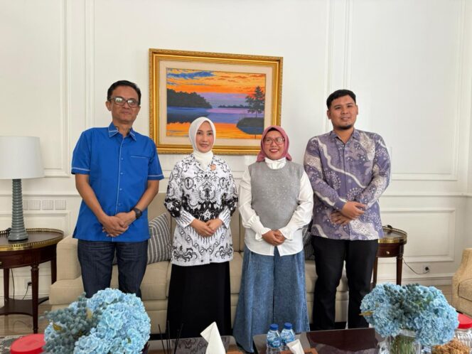 
					Ketua TP-PKK Sulteng Sry Nirwanti Bahasoan berfoto bersama Ketua KPID Sulteng Andi Kaimuddin serta para komisioner Mita Meinansi dan Muh. Faras usai audiensi membahas sinergi program literasi siaran dan pemberdayaan keluarga. FOTO: istimewa