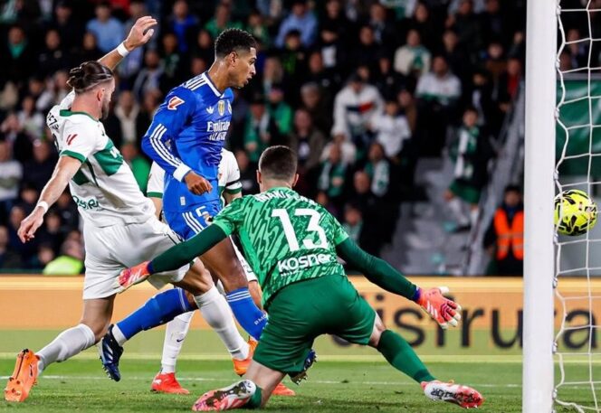 
					Gelandang Real Madrid, Jude Bellingham melepaskan tembakan ke gawang Elche yang gagal dihentikan kiper, dalam laga dramatis pekan ke-13 La Liga 2025/2026 di Stadion Martínez Valero. FOTO: (IG) realmadrid