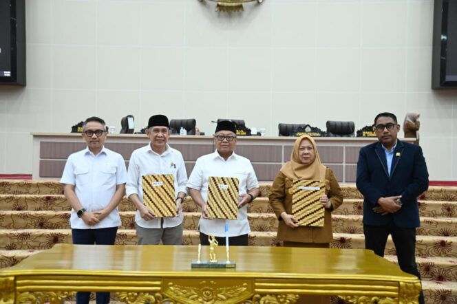 
					Wakil Gubernur Sulawesi Tengah bersama pimpinan DPRD Sulteng menunjukkan dokumen KUA dan PPAS 2026 usai penandatanganan nota kesepakatan dalam Rapat Paripurna di Ruang Sidang Utama DPRD Sulawesi Tengah, Senin (24/11/25). FOTO: istimewa
