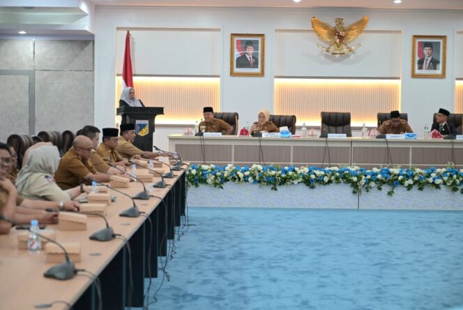 
					Wakil Gubernur Sulawesi Tengah, dr. Reny A. Lamadjido, menyampaikan arahan pada acara pelantikan pimpinan BAZNAS Sulteng periode 2025–2030 yang berlangsung di Ruang Polibu dan dihadiri jajaran pemerintah provinsi serta tamu undangan. FOTO: istimewa