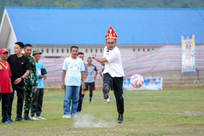 
					Ketua KONI Sulawesi Tengah, Muhammad Fathur Razaq, melakukan tendangan bola perdana sebagai tanda dibukanya KONI Sulteng Cup 2025 di Lapangan Batu Raja, Desa Tomini, Selasa (25/11/25). FOTO: istimewa