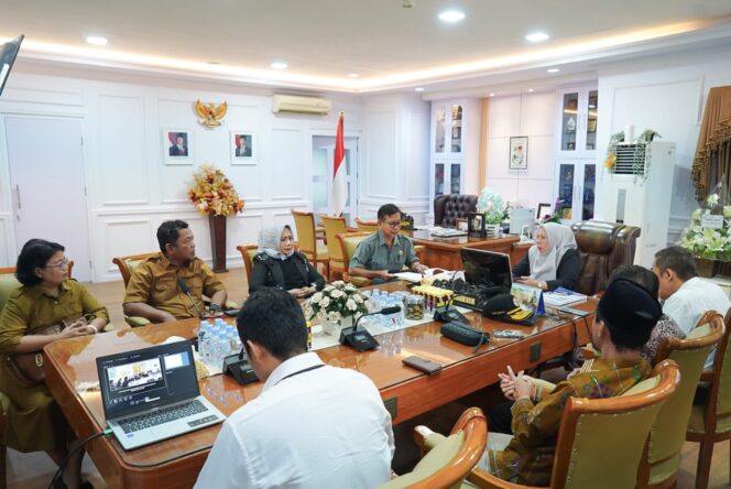 
					Wakil Gubernur Sulawesi Tengah, dr. Reny A. Lamadjido, menerima audiensi Komisi Informasi (KI) Sulteng dan mendengarkan pemaparan hasil Monev PPID Tahun 2025 di ruang kerjanya, Selasa (25/11/25). FOTO: istimewa