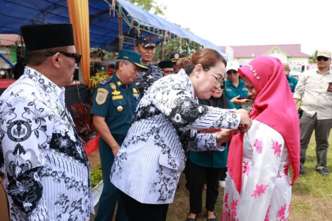 
					Bupati Donggala, Vera Elena Laruni, SE, menyematkan tanda penghargaan kepada salah satu guru dalam rangkaian upacara HUT PGRI ke-80 dan HGN 2025 di Desa Ogoamas, Kecamatan Sojol Utara, Senin (25/11/25). FOTO: istimewa