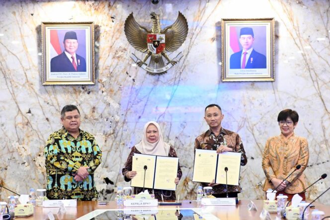
					Wakil Gubernur Sulawesi Tengah Reny Lamadjido bersama Kepala BPKP Muhammad Yusuf Ateh memperlihatkan dokumen Nota Kesepahaman (MoU) yang baru saja ditandatangani, disaksikan para pejabat terkait di Kantor BPKP, Rabu (26/11/25). FOTO: istimewa
