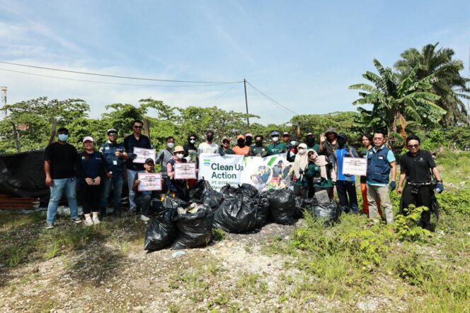 
					Para karyawan Huabao Indonesia bersama masyarakat Desa Ambunu berpose usai melaksanakan kegiatan Cleanup Action dengan mengumpulkan puluhan kantong sampah di area sekitar flyover PLTU Huabao Indonesia, Minggu (23/11/25). FOTO: istimewa