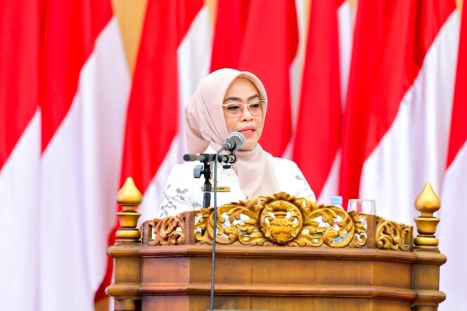 
					Sekretaris Daerah Provinsi Sulawesi Tengah, Dra. Novalina, menyampaikan pidato pengantar Raperda APBD Tahun Anggaran 2026 pada Rapat Paripurna DPRD Sulteng yang digelar di Ruang Sidang Utama DPRD, Kamis (27/11/25). FOTO: istimewa