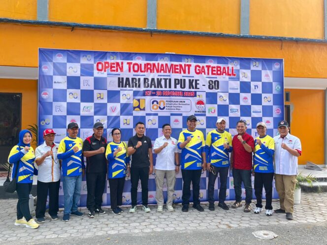 
					Anggota DPRD Sulteng Henri Muhidin (berbaju hitam) hadir dan berfoto bersama jajaran panitia pada pembukaan Open Tournament Gateball Hari Bakti PU ke-80. FOTO: istimewa