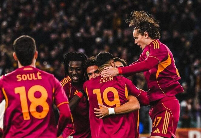 
					Para pemain AS Roma merayakan gol ke gawang Midtjylland pada matchday kelima Fase Liga Liga Europa. FOTO: (IG) officialasroma