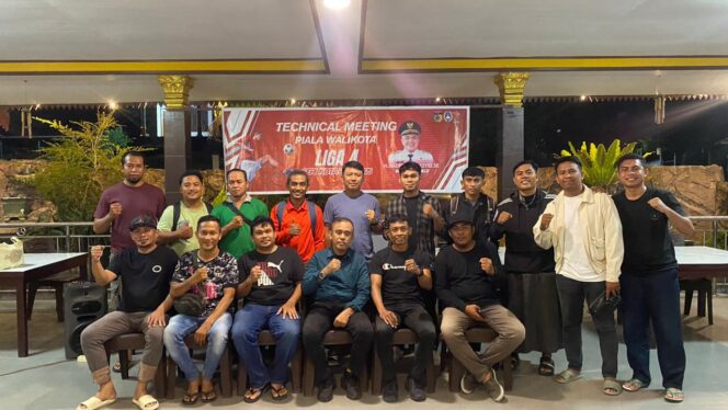 
					Para perwakilan tim peserta Liga 4 Piala Wali Kota Palu berpose bersama usai pelaksanaan technical meeting di Palu, Jumat malam (28/11/25). FOTO: Eky