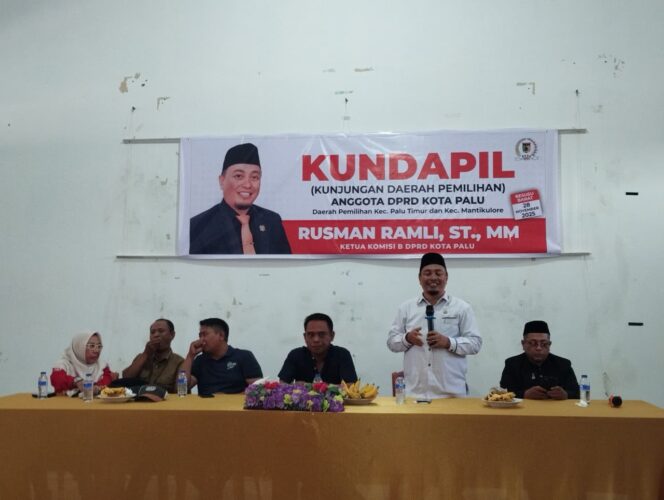 
					Ketua Komisi B DPRD Kota Palu, Rusman Ramli, saat menyampaikan sambutan pada kegiatan Kunjungan Daerah Pemilihan (Kundapil) di Aula Kantor Kecamatan Palu Timur, Jumat (28/11/25). FOTO: istimewa