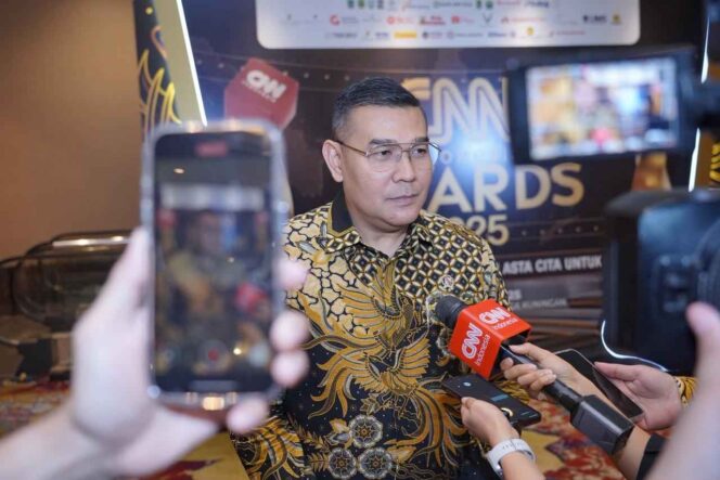 
					Wakil Menteri Agraria dan Tata Ruang/Wakil Kepala Badan Pertanahan Nasional (Wamen ATR/Waka BPN), Ossy Dermawan, memberikan keterangan kepada awak media usai menerima CNN Indonesia Award 2025 di Kuningan, Jakarta, Jumat (31/10/25). FOTO: istimewa