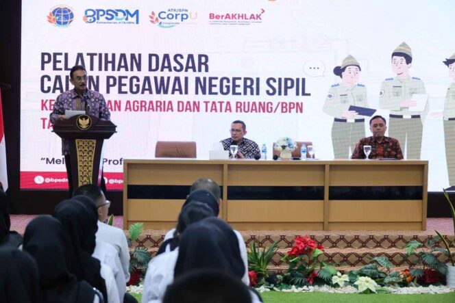 
					Sekjen Kementerian ATR/BPN, Dalu Agung Darmawan, menyampaikan sambutan saat menutup Pelatihan Dasar CPNS ATR/BPN Angkatan I hingga VIII Gelombang 1 Tahun 2025 di BPSDM ATR/BPN, Cikeas. FOTO: istimewa