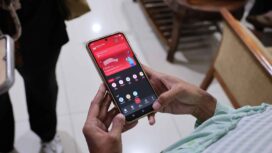 Warga memanfaatkan aplikasi Sentuh Tanahku melalui gawai untuk mengakses fitur Antrian Online, sebagai upaya mempermudah dan mempercepat layanan pertanahan di Kantor Pertanahan Kabupaten Karawang. FOTO: istimewa