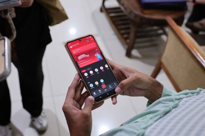 
					Warga memanfaatkan aplikasi Sentuh Tanahku melalui gawai untuk mengakses fitur Antrian Online, sebagai upaya mempermudah dan mempercepat layanan pertanahan di Kantor Pertanahan Kabupaten Karawang. FOTO: istimewa