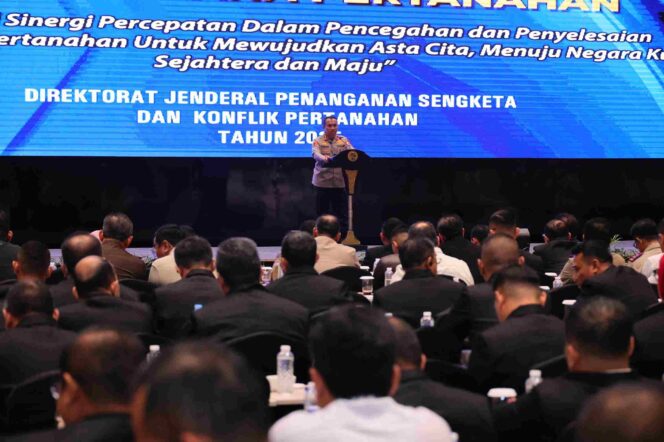 
					Kepala Badan Reserse Kriminal (Kabareskrim) Polri, Syahardiantono, menyampaikan paparan dalam Rapat Koordinasi Pencegahan dan Penyelesaian Tindak Pidana Pertanahan yang digelar Direktorat Jenderal Penanganan Sengketa dan Konflik Pertanahan, Rabu (03/12/25). FOTO: istimewa