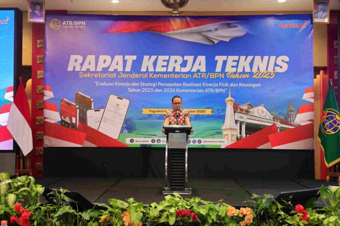 
					Direktur Jenderal Penetapan Hak dan Pendaftaran Tanah (PHPT) Kementerian ATR/BPN, Asnaedi, menyampaikan arahan saat Rapat Kerja Teknis (Rakernis) Sekretariat Jenderal Kementerian ATR/BPN Tahun 2025 di Yogyakarta, Senin (22/12/25). FOTO: istimewa