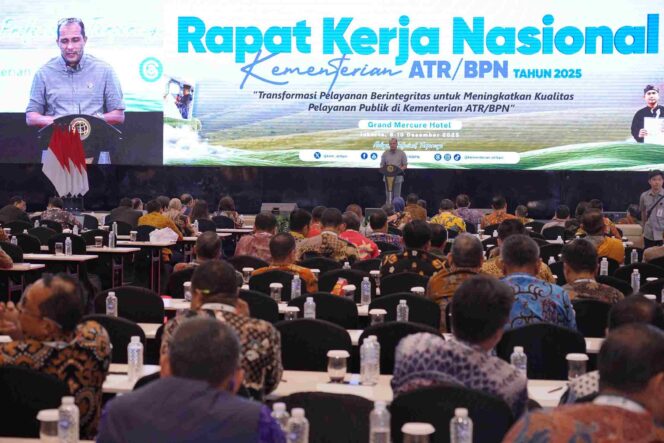 
					Wakil Menteri Hukum, Edward Omar Sharif Hiariej, menyampaikan paparan mengenai pentingnya integritas, transparansi, dan akuntabilitas dalam pelayanan publik pada Rapat Kerja Nasional Kementerian ATR/BPN Tahun 2025 yang digelar di Jakarta, Selasa (09/12/25). FOTO: istimewa