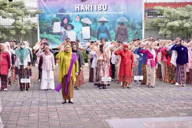
					Direktur Jenderal Penataan Agraria Kementerian ATR/BPN, Embun Sari (depan), memimpin upacara peringatan Hari Ibu ke-97 di halaman Kantor Kementerian ATR/BPN, Jakarta, Senin (22/12/25). FOTO: istimewa