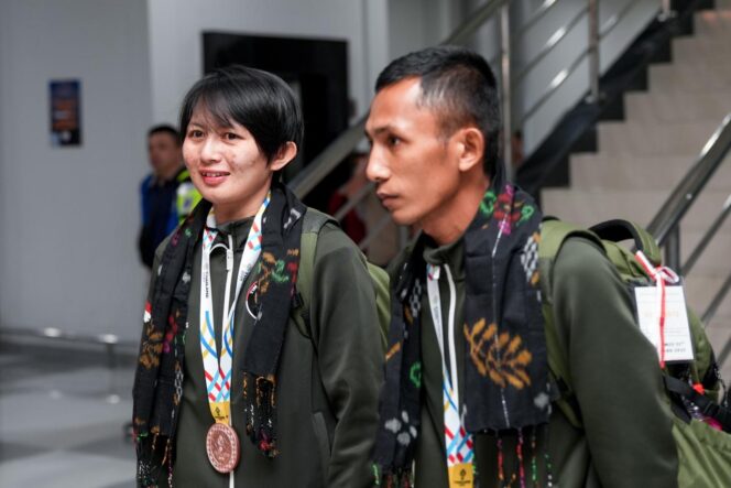 
					Atlet Sulawesi Tengah Pratu Heriyanto (kanan) dan Brigadir Polisi Akyko Micheel Kapito (kiri) tiba di Bandara Mutiara SIS Al-Jufri Palu usai meraih medali perunggu pada SEA Games Thailand 2025. FOTO: istimewa