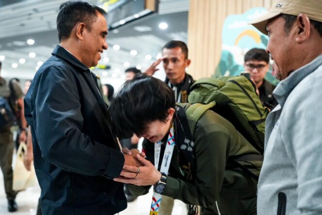 
					Gubernur Sulawesi Tengah Anwar Hafid menyambut dan memberikan ucapan selamat kepada salah satu atlet peraih medali SEA Games Thailand 2025 setibanya di Bandara Mutiara SIS Al-Jufri Palu, Kamis (18/12/25). FOTO: istimewa