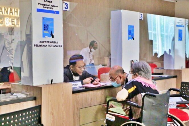 
					Petugas Kantor Pertanahan melayani masyarakat di loket pelayanan pertanahan. FOTO: istimewa
