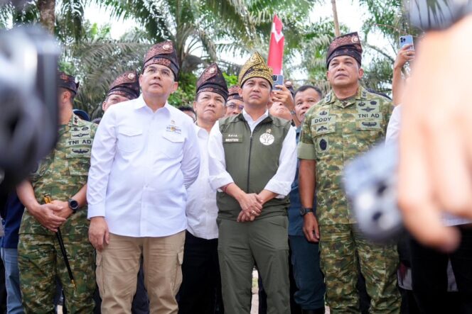 
					Wakil Menteri ATR/BPN Ossy Dermawan bersama Menteri Kehutanan Raja Juli Antoni didampingi unsur TNI meninjau langsung kegiatan relokasi lahan masyarakat dari kawasan Taman Nasional Tesso Nilo (TNTN) di Desa Bagan Limau, Kabupaten Pelalawan, Riau, Sabtu (20/12/25). FOTO: istimewa