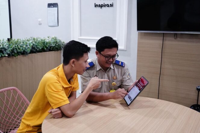 
					Seorang petugas Kementerian ATR/BPN menunjukkan fitur layanan digital aplikasi Sentuh Tanahku kepada masyarakat untuk mengecek daftar Pejabat Pembuat Akta Tanah (PPAT). FOTO: istimewa