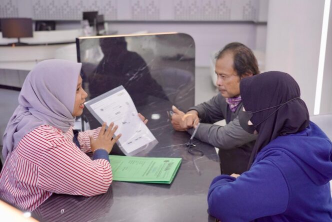 
					Petugas Kantor Pertanahan Kabupaten Bekasi melayani warga yang mengurus administrasi pertanahan di loket pelayanan selama masa libur Natal dan Tahun Baru (Nataru). FOTO: istimewa