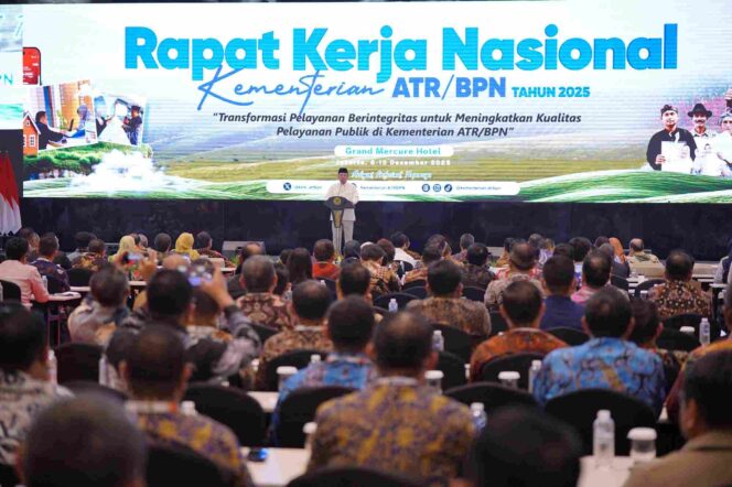 
					Menteri Agraria dan Tata Ruang/Kepala BPN menyampaikan sambutan saat membuka Rapat Kerja Nasional (Rakernas) Kementerian ATR/BPN Tahun 2025 di Jakarta, Senin (08/12/25). FOTO: istimewa