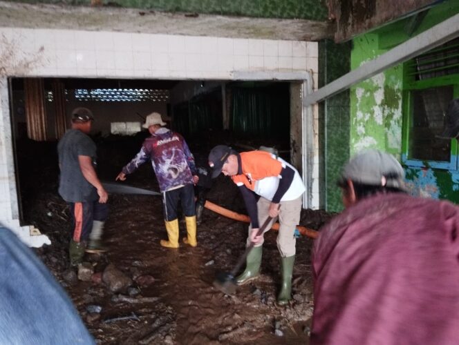 
					Relawan DPW PKS Sulawesi Tengah bersama warga setempat bergotong royong membersihkan lumpur yang menggenangi masjid di Kecamatan Malalak Timur, Kabupaten Agam, Sumatera Barat, Sabtu (13/12/2025), pascabanjir. FOTO: HNF