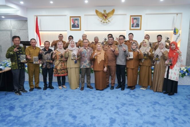
					Wakil Gubernur Sulawesi Tengah, dr. Reny A. Lamadjido (tengah), bersama Ketua Komisi Informasi Provinsi Sulawesi Tengah, Indra A. Yosvidar, serta jajaran kepala OPD dan perwakilan pemerintah kabupaten/kota berfoto bersama usai Penganugerahan Keterbukaan Informasi Publik Tahun 2025 di Ruang Polibu, Kantor Gubernur Sulawesi Tengah, Palu, Senin (15/12/25). FOTO: istimewa